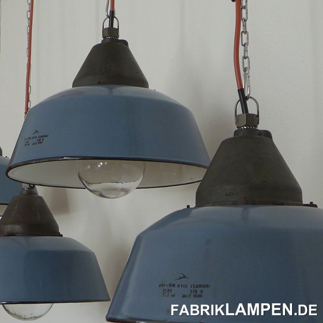 Alte blaue Industrielampen mit gusseisernem Oberteil, Emailleschirm im seltenen blauen Farbton (mit Herstellermarke) und Schutzglas. 

Gut erhaltene alte Fabriklampen aus einer ehemaligen Industriehalle. Die Industrielampen haben nur geringe Spuren der vergangenen Jahrzehnte (Abplatzer, Roststellen, Kratzer, Verfärbungen und Co.). Sie sind gereinigt und neu elektrifiziert, mit neuen E27 Keramikfassungen. 

Material: blau (graublau) emailliertes Stahlblech, gusseisernes Oberteil, Schutzglas. 

Sie bekommen die Lampen mit 2 Meter Kabel und massiven Aufhängeösen für die sichere Aufhängung. Gegen Aufpreis können die Lampen auch mit Ketten-Aufhängung geliefert werden. 

Die Abmessungen: Durchmesser Lampe (Schirm) 41 cm, Höhe Lampe (Kopf und Schirm) 28 cm. 