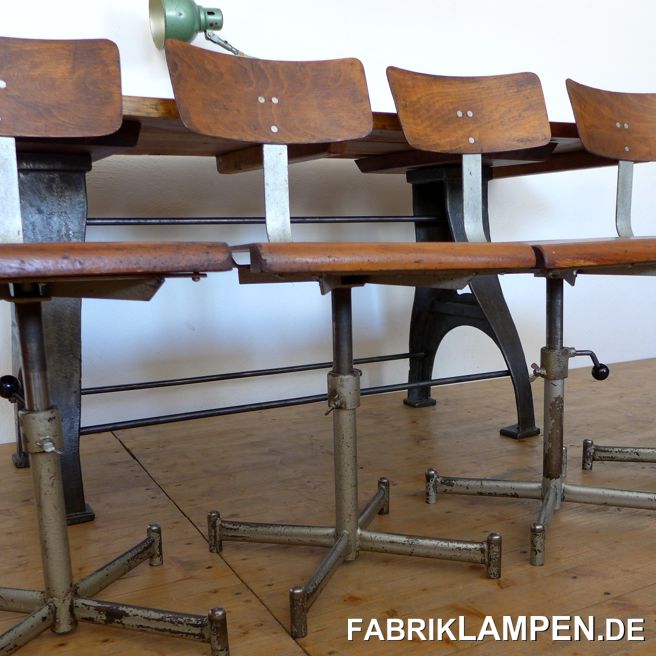 Alter Industriestuhl, Werkstattstuhl (Drehstuhl), höhenverstellbar mit Sperrholzsitz. Ein Set von 4 Stühlen.

Die Gestelle sind aufgearbeitet und konserviert, mit Originalfarbe und schöner Patina. 

Einfache, klassische Form. Die Stühle stammen aus einer ehemaligen Textilfabrik, Alter ca. um 1950-1960.

Die Sitze und Rückenlehnen sind mit Hartöl und Naturwachs behandelt. 

Die Stühle haben eine Drehfunktion, die Sitzhöhe lässt sich manuell, mit Hilfe eines Hebels einstellen. 

Sitzhöhe von 37 bis 59 cm.
Sitzfläche 40 x 30 cm (Breite x Tiefe). 