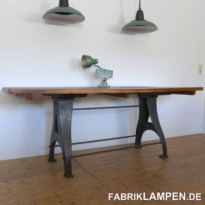 Alter restaurierter Industrietisch, Werkbank (Werkstatttisch). Der Tisch ist sehr robust, sein Gewicht ist etwas über 100 Kg. 

Die robuste Tischplatte (Robinie massiv) besteht aus einzelnen Balken, die unten miteinander mit drei Querbalken verbunden sind. Die Platte hängt ein bisschen (auf den Bildern auf der Vorderseite). 

Das Holz wurde nach sorgfältiger Reinigung geschliffen und mit Bienenwachs versiegelt. Die Arbeitsfläche hat eine wunderbare Patina (kleine Kratzer, Verfärbungen). Im Holz gibt es einige inaktive Holzwurmlöcher (unten). Die Holzwürme haben wir ökologisch (ohne Chemikalien) beseitigt, auf Anfrage schreibe ich gerne die Methode. 

Die gusseisernen Füße sind ebenfalls gereinigt und aufgearbeitet (wieder mit sehr schöner und unvergleichbarer Patina des alten Metalls) und mit einer Hartöl-Wachs-Mischung versiegelt, somit die Oberfläche natürlich bleibt. Auch die drei Verbindungen und deren Schrauben sind original, was eher selten der Fall ist.  

Verwendung: wegen der Größe ist der alte Tisch vielseitig verwendbar, sowohl als Esstisch als auch im Handel etc. 

Die Abmessungen: 

Höhe: 76 cm

Tischplatte: 199 x 70 x 4 cm (Länge x Tiefe x Stärke)

Gewicht: über 100 Kg. 