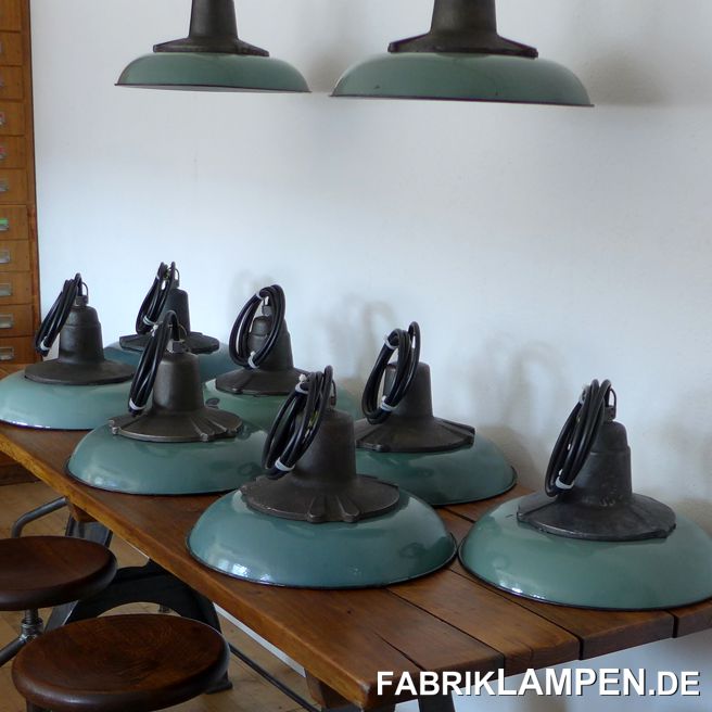 April 2020 bei fabriklampen.live. 

Wir arbeiten fleißig wie immer: sowohl die alten Fabriklampen als auch die Industriemöbel werden laufend liebevoll aufgearbeitet bzw. restauriert. Hier einige Bilder aus den letzten Wochen: 

Gedeckter Tisch: Schöne alte grüne Industrielampen mit gusseisernen Oberteil – es seltener Posten für ein Projekt. 

Verschiedene alte, aufgearbeitete Werkstatthocker, die auch als Giterrenhocker verwendet werden können. Wir haben die alten Hocker mit neuen Eichensitzen montiert. 

Alte Werkstattstühle aus einer ehemaligen Textilfabrik: schonend gereinigt und behandelt: perfekt für ein Loft. 

Ein alter Arztschreibtisch, um 1950-1960, in seltener „Rockabilly“ Form. Den Tisch haben wir mit einer neuen massiven Eichenplatte versehen, die wir schwarz gebeizt haben. 

Lichtspiel mit einer alten Fabriklampe: die Lampe stammt aus den 1960ern, der Kopfteil ähnelt einem Sputnik und erstellt ein schönes Lichteffekt. 

Ein alter großer Industrietisch oder Werkbank, wieder restauriert und fertig für die nächsten hundert Jahre. 