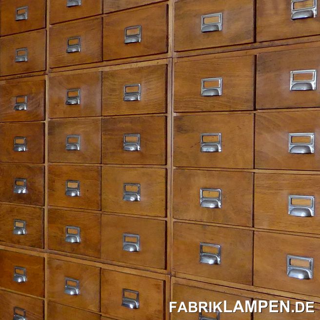 Alter Schubladenschrank, Apothekerschrank aus den 1960er Jahren in zeitloser, praktischer Form. Ideal für Aufbewahrung von Dokumenten oder für eine Sammlung. 

Jedes Element hat 8 Schubladen, die Elemente lassen sich beliebig variieren. 

Die Schubläden können sowohl in der Breite als auch in der Länge geteilt werden – die beste Voraussetzung für die Verwendung als Sammlungsschrank.  Die Trennwände waren leider nicht dabei und können daher auch nicht mitgeliefert werden. 

Material: Sperrholz, Konstruktion Buche massiv, Schubläden aus Weichholz, Schubladenfronten aus Sperrholz. Die Schubläden haben die originalen Metallgriffe mit Etikettenrahmen (von der Seite können die Kärtchen eingeschoben werden).

Wir haben die alten Stücke liebevoll restauriert, die Teile sind wohnfertig und geruchsneutral, die Schubläden haben wir auch innen gereinigt (geschliffen). Die Oberfläche hat eine schöne Patina. 

Die Abmessungen: auf den Bildern sind drei Schränke  (3x3 Elemente) dargestellt, wir haben insgesamt 16 Elemente, mit je 8 Schubladen. 

Die Abmessungen eines Elements: 

Breite 69 cm, Höhe 60 cm, Tiefe (ohne die Schubladenfronten und die Griffe) 60 cm. Die Abmessungen sind identisch, der mittlere Teil steht nur wegen der Unebenheit des Bodens etwas höher auf den Bildern. 

Wir haben insgesamt 16 Elemente (mit 128 Schubläden), die maximale Größe wäre entweder 186 cm x 345 cm (Höhe x Breite, 3 Elemente aufeinander, 5 Säulen nebeneinander) oder 246 x 276 cm (Höhe x Breite, 4 Elemente aufeinander, 4 Säulen nebeneinander). 