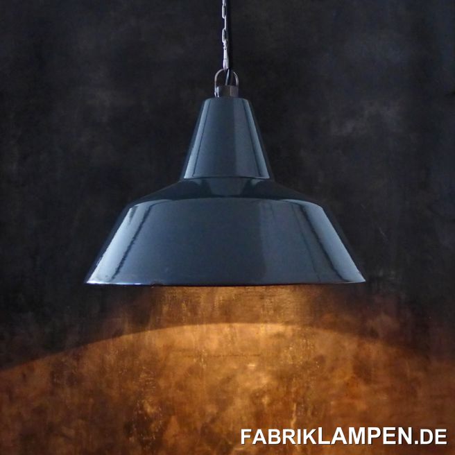 Graue Industrielampe aus dem Hause Louis Poulsen, Emaille, alt, aus altem Lagerbestand, perfekt erhalten. Da mit dem Begriff „alter Lagerbestand“ heutzutage wirklich viele Sachen bezeichnet werden, die mit der Bezeichnung  „alt“ schlicht nichts zu tun haben, haben wir einige Bilder über die Lampen im Fundzustand gemacht (letztes Bild in der Galerie). Die Lampen waren Teil eines größeren Fundes, der aus dieser Zeit enorm selten ist. Details dazu finden Sie hier. 

Die Lampen haben eine sehr klare und minimalistische Form. 

Diese alten Industrielampen waren nie im Gebrauch und daher in einem sehr guten Zustand. Hier und da haben sie - einfach wegen des Alters - geringe Spuren der vergangenen Jahrzehnte (kleine Abplatzer, Roststellen, Kratzer, Verfärbungen und Co.), in erster Linie unten am Rand. 

Sie sind gereinigt und neu elektrifiziert, mit neuen E27 Keramikfassungen.

Material: grau (innen weiß) emailliertes Stahlblech. 

Sie bekommen die Lampen mit 2 Meter Textilkabel in Farbe Ihrer Wahl und massiver Aufhängeöse für die sichere Aufhängung. Gegen Aufpreis können die Lampen auch mit Ketten- oder Stahlrohr-Aufhängung geliefert werden. Baldachine können wir auch anbieten. 

Die Abmessungen: Höhe der Lampen ca. 26,5 cm (ohne Öse), Durchmesser ca. 40 cm. Wir haben einige Exemplare im Durchmesser 45 cm. 