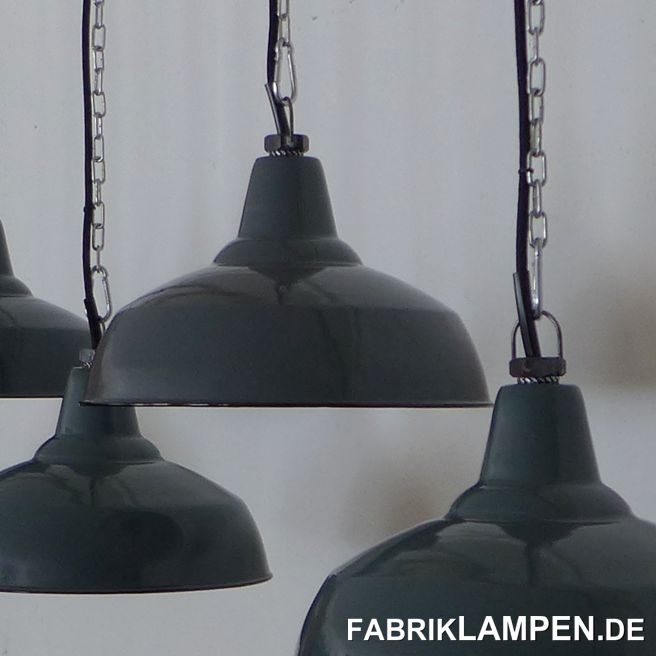 Graue Industrielampen, Emaille, alt, aus altem Lagerbestand. Perfekt erhaltene alte Lampen aus den 1930er Jahren. Da mit dem Begriff alter Lagerbestand heutzutage wirklich viele Sachen bezeichnet werden, die mit der Bezeichnung alt schlicht nichts zu tun haben, haben wir einige Bilder über die Lampen im Fundzustand gemacht (letztes Bild in der Galerie). Die Lampen weren Teil eines größeren Fundes, der aus dieser Zeit enorm selten ist. Details dazu finden Sie hier.

Die Lampen haben die klassische, klare Form der 1930-er Jahre, sie stammen aus deutscher Herstellung. 

Diese alten Industrielampen waren nie im Gebrauch und daher in einem neuwertigen Zustand. Hier und da heben sie - einfach wegen des Alters - geringe Spuren der vergangenen 8 Jahrzehnte (kleine Abplatzer, Roststellen, Kratzer, Verfärbungen und Co.). 

Sie sind gereinigt und neu elektrifiziert, mit neuen E27 Keramikfassungen.

Material: grau (innen weiß) emailliertes Stahlblech. 

Sie bekommen die Lampen mit 2 Meter Textilkabel in Farbe Ihrer Wahl und massiver Aufhängeöse für die sichere Aufhängung. Gegen Aufpreis können die Lampen auch mit Ketten- oder Stahlrohr-Aufhängung geliefert werden. Baldachine können wir auch anbieten. 

Die Abmessungen: Höhe der Lampen ca. 18 cm (ohne Öse), Durchmesser ca. 31 cm. 