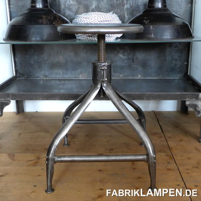 Alter Industriehocker, Werkstatthocker, höhenverstellbarer Drehhocker, restauriert. Wir haben immer auch verschiedene alte Industriehocker auf Lager, meistens Einzelstücke, die nicht oder nur selten auf die Seite kommen. Hier haben wir einen alten französischen Hocker ausgewählt, der besonders schön ist. 

Das Gestell besteht aus genietetem Stahlblech, der Sitz ist ebenfalls aus Stahl. Der Hocker stammt aus den 1930er Jahren.  

Er ist schonend aufgearbeitet und konserviert worden. 

Massive, unverwüstliche Ausführung, geeignet auch für Gastronomie oder Ihre Loft-Küche. 

Durchmesser der Sitzfläche: 30 cm, Sitzhöhe: 43-58 cm. 

Einzelexemplar. 
