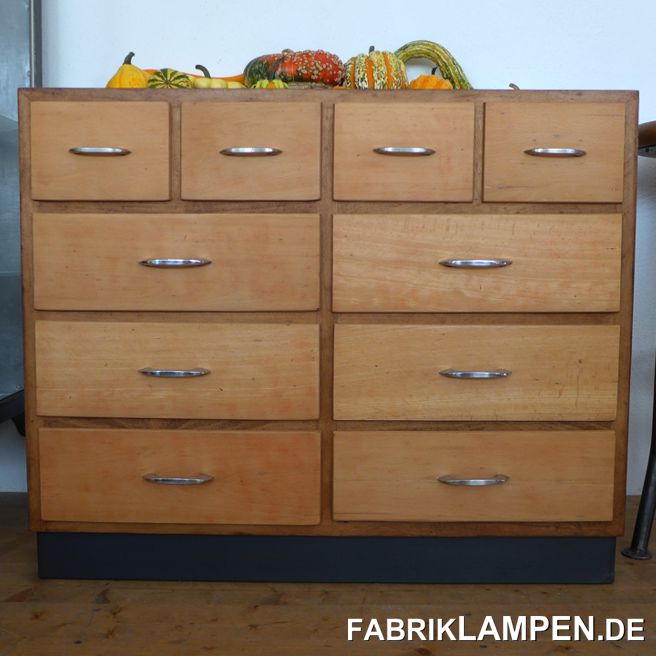 Alter Werkstattschrank aus den 1950er Jahren. 

Wir haben den Schrank in einem abgerockten Zustand gefunden – in den letzten Jahrzehnten diente er in der Tat in einer Werkstatt. Er war mehrmals überstrichen und hatte starke Gebrauchsspuren. 

Der Schrank wurde liebevoll restauriert und befindet sich in einem schönen & wohnfertigen Zustand. Er ist geruchsneutral. 

Die späteren Lackierungen wurden mechanisch entfernt (abgeschliffen, ohne chemische Mittel) und der Schrank komplett restauriert. Teilweise haben die Schubläden neue Böden bekommen (aus altem, recyceltem Sperrholz). 

Zum Schluss wurde die Oberfläche geölt. 

Material: Korpus und Fronten der Schubläden aus massivem Buche, „Platte“, Seiten und Böden der Schubläden aus Sperrholz, Seiten der Schubläden aus Weichholz (Kiefer). Auch die Griffe sind original. 

Der alte Schrank hat insgesamt 10 Schubläden in zwei Größen und kann daher sehr praktisch verwendet werden. 

Breite 90 cm, Höhe 74 cm, Tiefe (Korpus) 44 cm. 