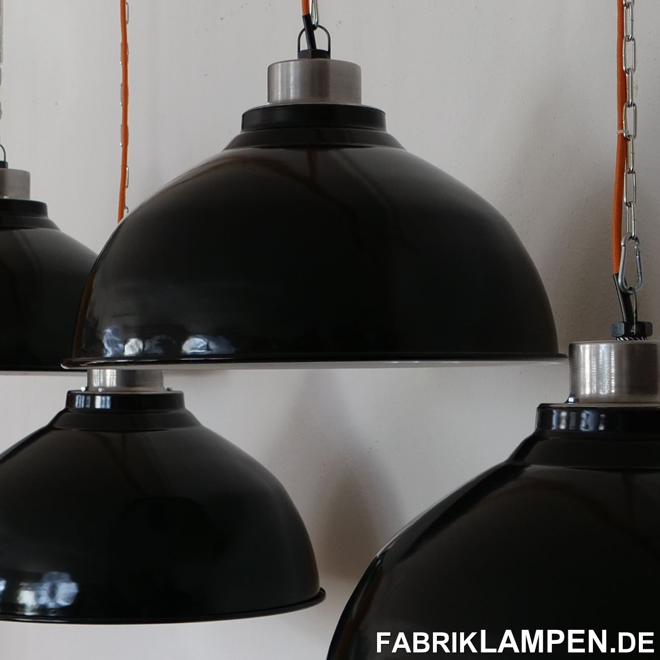 Alte schwarze Industrielampen mit sehr großem Emailleschirm. 

Diese alten großen Emaillelampen stammen aus Frankreich und zählen zu den letzten Emaillelampen, die – damals - hergestellt worden sind. 

Diese schönen Fabriklampen haben die üblichen Spuren der vergangenen Jahrzehnte wie Abplatzer, Kratzer, Verfärbungen und Co.. Sie sind restauriert: gereinigt, konserviert und neu elektrifiziert, mit neuen E27 Keramikfassungen.

Material: schwarz (innen weiß) emailliertes Stahlblech, Top aus nicht emailliertem Stahl. 

Die Abmessungen: Höhe der Lampen ca. 33,5 cm (ohne Aufhängeöse), Durchmesser ca. 53 cm. Detr Durchmesser ist sehr groß, die Höhe der Lampe aber relativ gering: so sind sie auch für Räume mit normaler Innenhöhe geeignet (über Tische, Theken etc.). 

Die alten Industrielampen werden mit 2 Meter Textilkabel Farbe Ihrer Wahl (andere Längen sind natürlich möglich) und massiver Aufhängeöse für die sichere Aufhängung geliefert. Gegen Aufpreis können die Lampen auch mit Ketten- oder Stahlrohr-Aufhängung geliefert werden. Baldachine können wir auch anbieten. 