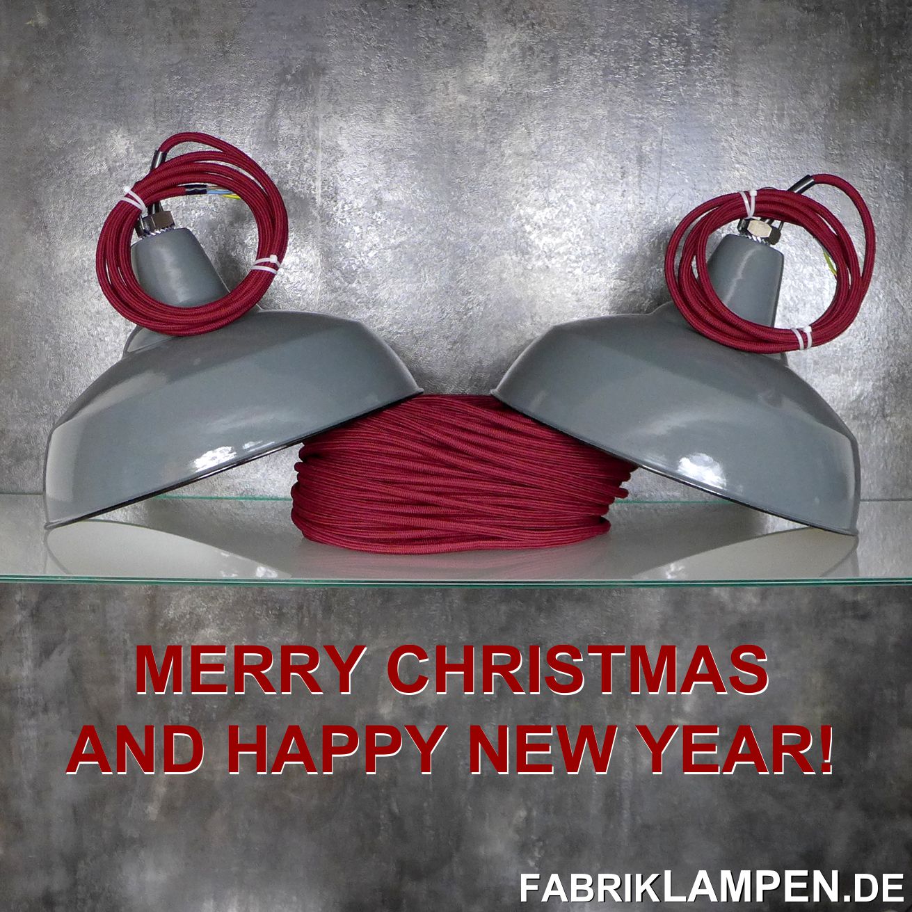  Weihnachten 2020

Frohe Weihnachten wünscht fabriklampen.live

Nach einem bewegten Jahr und viel Arbeit machen wir für die letzten Tagen des Jahres Betriebsferien. Wir wünschen unseren Besuchern und Kunden eine schöne Adventszeit, frohe Weihnachten und ein glückliches neues Jahr 2021!

Auch in den letzten Wochen haben wir fleißig gearbeitet und viele alten Fabriklampen für Projekte und Privatkunden geliefert. Natürlich sind auch einige Lieferungen mit alten Industrielampen eingetroffen

Die weissen Fabriklampen

Eine klassiche Gruppe von weißen Emaillelampen mit guseisernen Oberteilen. Hier sind die gusseisernen Teile schon aufgearbeitet und konserviert, die Lampen jedoch noch nicht zusammengestellt und elektrifiziert. Diese Lampen existieren in zwei Größen (Durchmesser 36 und 41 cm), wir haben da auch viele Originalgläser und teilweise auch die alten Verteilerdosen aus Aluminium in unserem Fundus. Wir können die alten Fabriklampen auch mit Stahlrohr-Aufhängung montieren. Derzeit stehen von dem Typ ca. 150 Exemplare zur Verfügung.

Alte weisse Fabriklampen Emaillelampen in zwei Größen

Die schwarzen Emaillelampen

Auch diese - immer seltener werdende - Gruppe von schwarzen Industrielampen ist vor kurzem eingetroffen. Klassische, dreiteilige Form, schöne Herstellerangaben in der Emaille, unverwechselbare Patina der alten, originalen Fabriklampen. Wir haben aktuell ca. 60 Exemplare von dem Typ auf Lager

Alte schwarze Emaillelampen in klassischer Form 