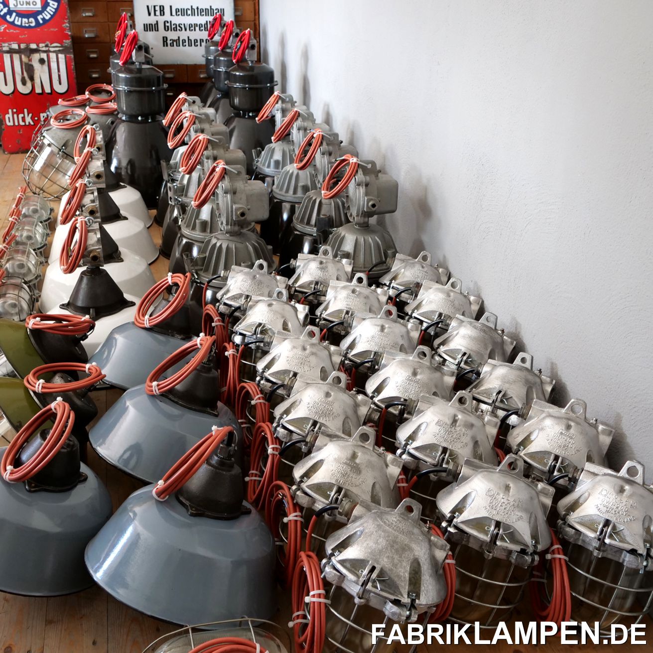  Frühling 2021
Die ersten Monate des Jahres sind wieder sehr schnell weggegangen, wir haben sehr intensiv gearbeitet. Sowohl für Privatkunden als auch für Projekte haben wir viele alte Lampen und Sitzmöbel geliefert. 
Ein Posten für einen Kunden in der Schweiz. Die verschiedenen blauen Fabriklampen dominieren, interessant sind die ganz großen Emaillelampen mit Gusseisernem Oberteil. In dieser Größe (DM 52 cm) sind sie eher selten. 
… und so gingen die Industrielampen auf die Reise, mit einer Direktlieferung in die Schweiz. 
Wieder eine Gruppe alter Fabriklampen, diesmal für den Bärner Brocki. 10 alte Hocker mit neuen Eichensitzen sind auch mitgefahren. Das Konzept war hier, die Beleuchtung mit unterschiedlichen, farbigen Emaillelampen zu unterstützen. Die Lampen sind in dem Fall ohne Verkabelung geliefert worden, die 200 Meter Textilkabel für die Montage haben wir separat mitgeliefert. 
Diese Bestellung ist wieder mit einer Direktfahrt in die Schweiz transportiert worden. 
Diese größere Gruppe von alten Industrielampen ging nach Graz, für ein Gastronomie-Projekt. 
Alles, wie immer, akkurat verpackt, wieder mit Direktlieferung nach Graz. 
Auf diesen zwei Paletten haben wir 70 Industrielampen nach London verschickt. Welche alte Fabriklampen in den Kartons stecken und für welches Projekt diese verwendet werden, verrate ich nach dem Premier. 

Natürlich kaufen wir die alten Fabriklampen ebenso fleißig, wie wir diese liefern. Hier haben wir einen interessanten Posten von sehr seltenen Emaillelampen. Insgesamt haben wir von diesem Industrielampen über 40 Exemplare kaufen können. Die Lampen befinden sich in einer hervorragenden Erhaltung. Auch diese Lampen waren damals in zwei Größen hergestellt, wir haben beide Ausführungen auf Lager. 

Eine andere Gruppe von Lampen, die nicht alltäglich ist: über 30 Stück von den seltenen blaugrauen Industrielampen haben wir vor Kurzem gekauft, sie warten noch auf die Restaurierung. Im Hintergrund sind die klassischen großen Emaillelampen zu sehen, die damals sehr verbreitet waren. 