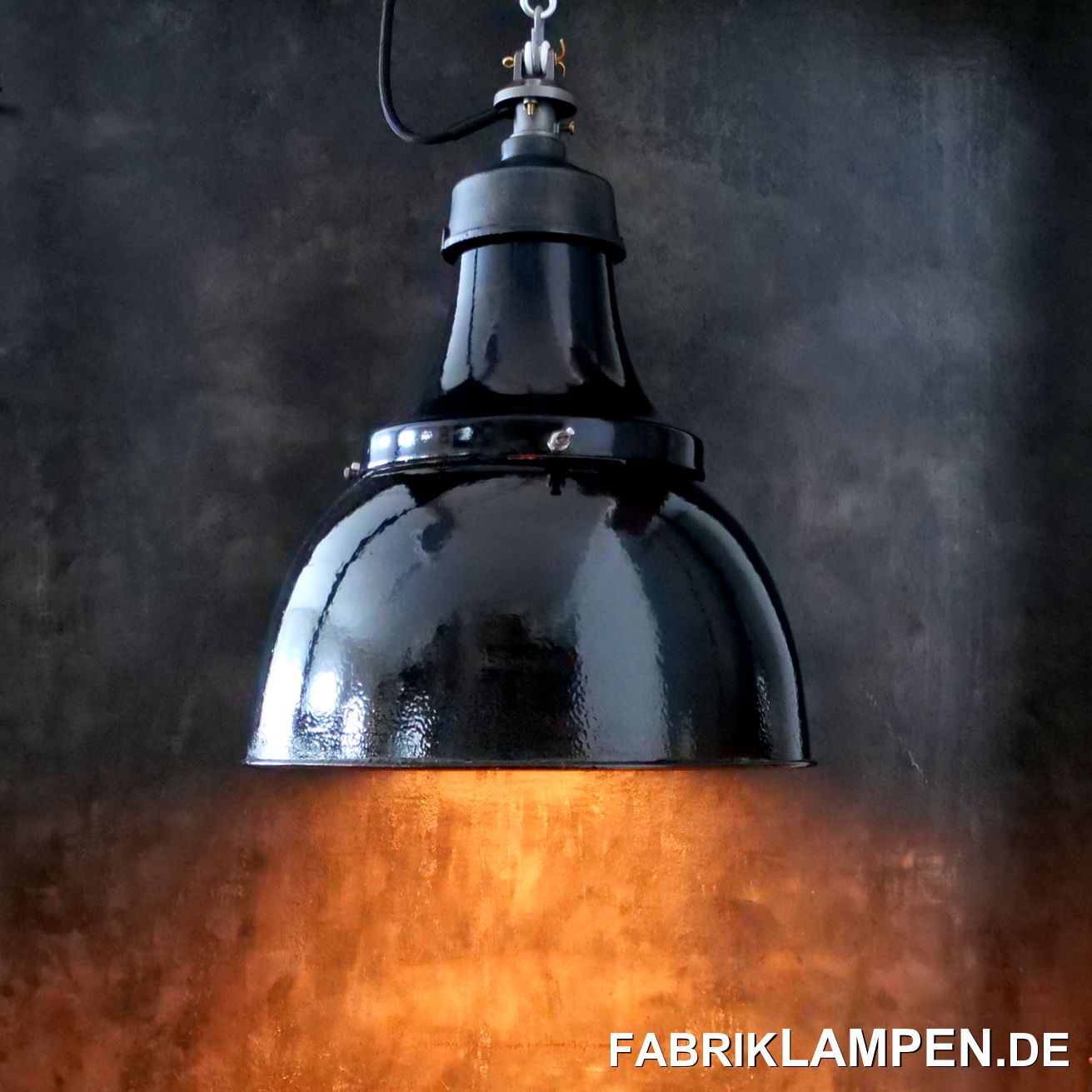  Alte schwarze Industrielampe, Fabriklampe mit gusseisernem Oberteil aus den 1930-er Jahren. Provenienz: BMW-Werk München. Die Lampen stammen aus deutscher Herstellung und hingen in einem alten Werksgebäude in München bis zum dessen Abriss. Sie waren ordentlich verschmutzt, unter der Staubschicht waren die Schirme allerdings besten erhalten.  

Die Fabriklampen waren in der Regel unter rauen Bedingungen im Einsatz und haben massive Gebrauchsspuren, dieser Posten ist ungewöhnlich schön erhalten.

Die alten Industrielampen haben sehr geringe Gebrauchsspuren der vergangenen Jahrzehnte (Abplatzer, Roststellen, Kratzer, Verfärbungen und Co.), in erster Linie unten an den Schrauben. 

Die alten Fabriklampen sind restauriert: gereinigt, konserviert und neu elektrifiziert, mit neuen E27 Keramikfassungen.

Material: schwarz (innen weiß) emailliertes Stahlblech, Gusseisen Top, Stahlguss Aufhängung.

Ihre alte Industrielampe wird mit 2 Meter Textilkabel Farbe Ihrer Wahl (andere Längen sind natürlich möglich) und massiver Aufhängeöse für die sichere Aufhängung geliefert. Gegen Aufpreis können die Industrielampen auch mit Ketten- oder Stahlrohr-Aufhängung geliefert werden. Baldachine können wir auch anbieten.

Alte Industrielampe, die Abmessungen: Höhe der Lampen ca. 40 cm (46 cm mit Aufhängung), Durchmesser Lampe (Schirm) ca. 37 cm, Gewicht ca. 3 kg. 