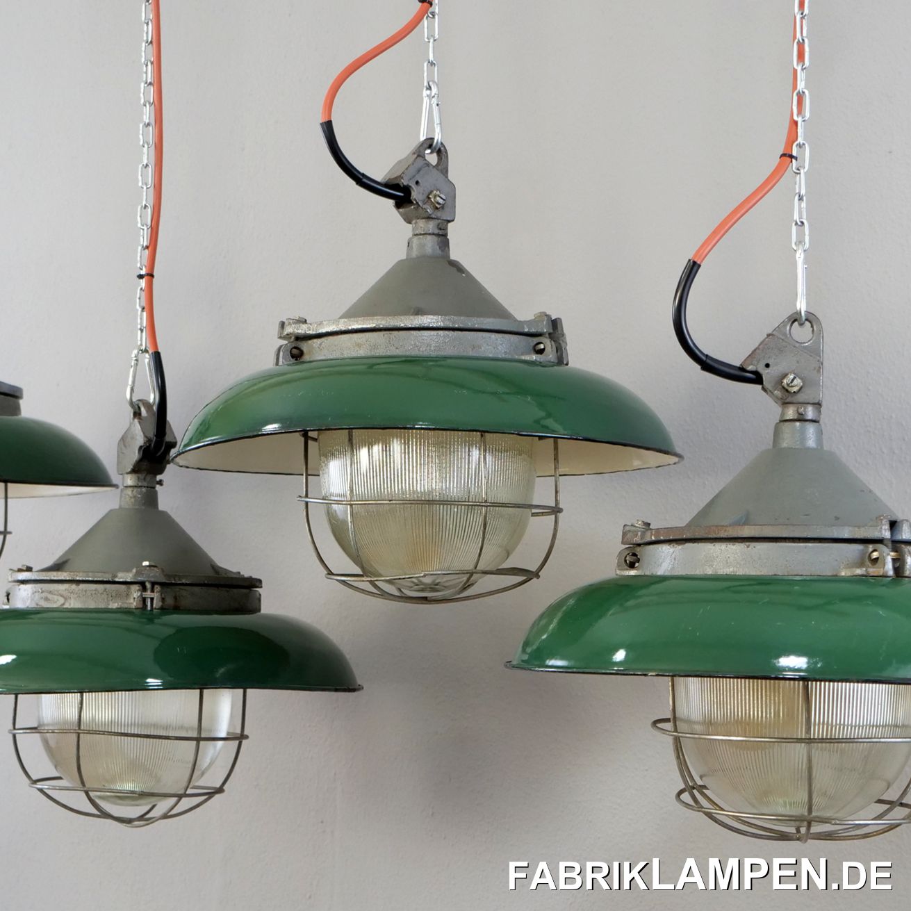 Alte grüne Industrielampe mit Emailschirm. Eine klassische Bunkerlampe, die mit einem Schirm hergestellt wurde. Diese Lampen existieren in zwei Farben: hellgrau und grün. Wir haben beide Varianten auf Lager. 

Material: grün (innen weiß) emailliertes Stahlblech, Gusseisernes Gehäuse, Schutzglas und Schutzgitter. 

Die Lampen haben die Spuren der vergangenen Jahrzehnte (Verfärbungen, kleine Abplatzer, Roststellen and Co. – wir haben die alle behandelt). Die Kopfteile sind aufgearbeitet worden. Die alten Industrielampen sind restauriert: gereinigt und konserviert. Die Fabriklampen sind neu elektrifiziert, mit neuen E27 Keramikfassungen, das komplette Innenleben ist neu.

Ihre alte Industrielampe wird mit 2 Meter Kabel (andere Längen sind natürlich möglich) und mit der originalen, massiven Aufhängeöse für die sichere Aufhängung geliefert. Gegen Aufpreis können die Fabriklampen auch mit Ketten-Aufhängung geliefert werden. Baldachine können wir auch anbieten.

Alte grüne Industrielampe, die Abmessungen: Durchmesser Lampe (Schirm) 41 cm, Höhe 30 cm. 