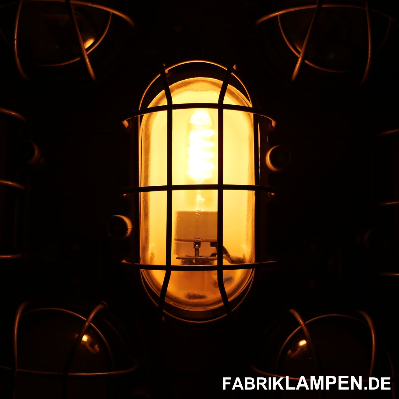 Alte Wandlampe, Industrielampe mit Aluminiumgehäuse und Kabelausführung. 
Material: Aluminium (Guss) Gehäuse, Stahlgitter und Schutzglas. Mit Alters- und Gebrauchsspuren, wie Abplatzer, Roststellen auf Eisenteilen, Kratzer, Verfärbungen. Alles ist, wie immer, gereinigt und konserviert.

Die alten Industrielampen sind neu elektrifiziert (neue E27 Porzellanfassung, ausgestattet mit ca. 2 m Kabel). Unsere Empfehlung für diese alten Fabriklampen sind die LED-Birnen. Die Lampen sind mit „Birne nach oben“ an der Wand zu montieren. 

Die Abmessungen: Länge/Höhe ca. 28 cm, Breite Korpus ca. 15 cm, Gesamtbreite mit der Kabelführung ca. 26 cm, Tiefe ca. 15 cm.
 