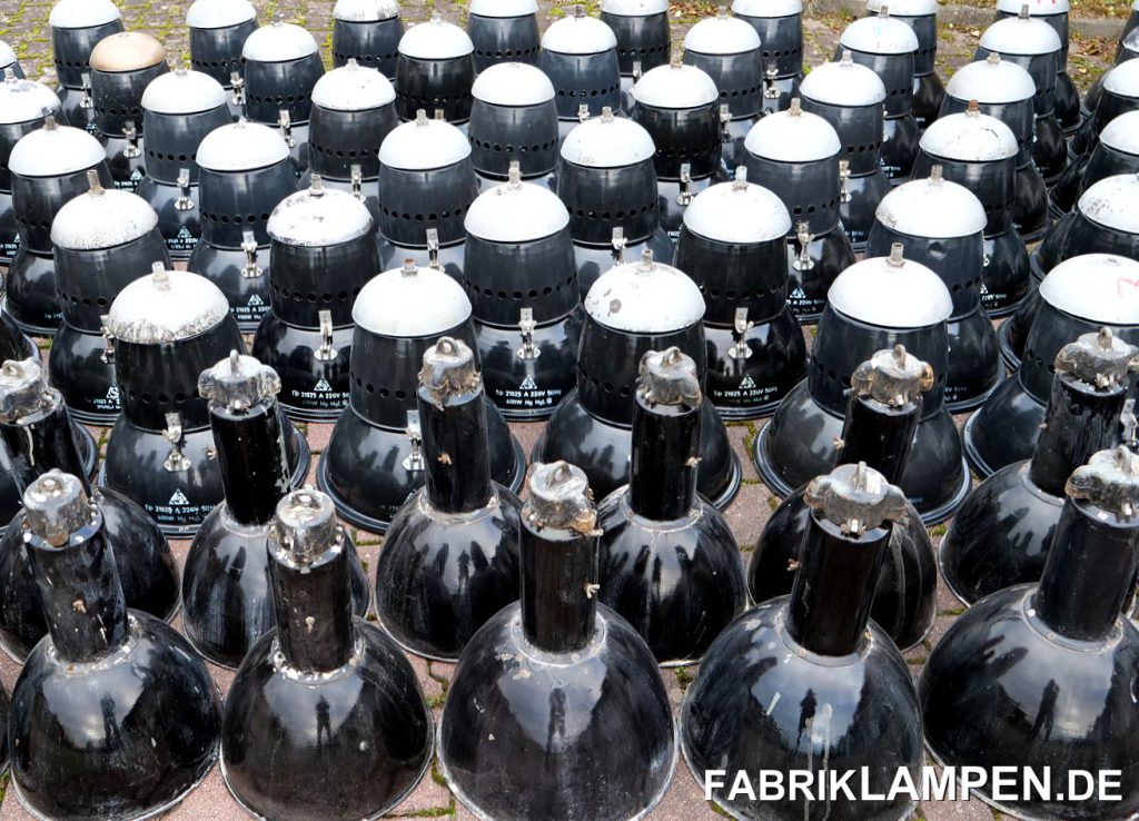 Frisch eingetroffene alte Industrielampen nach Einkaufstour.