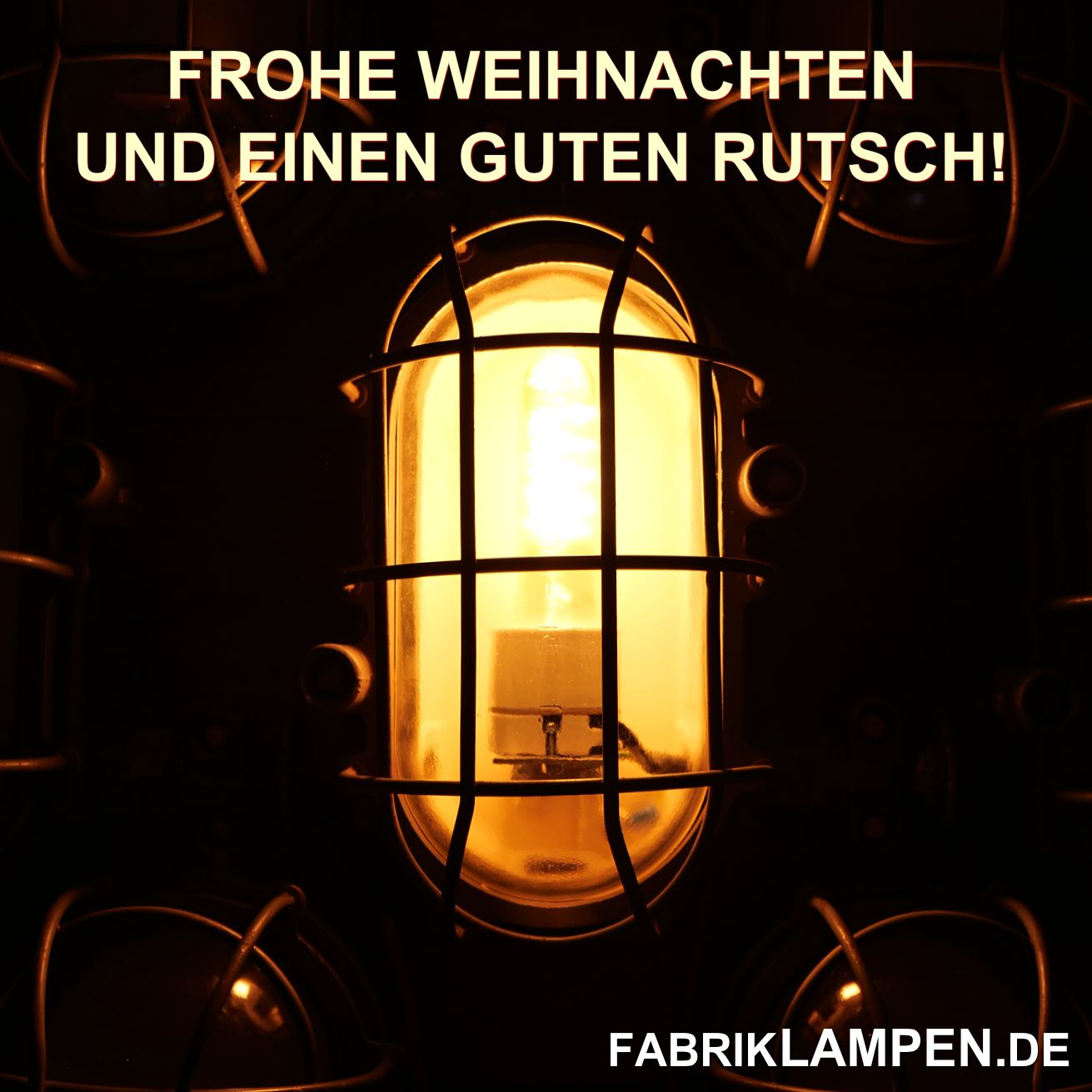  Wir wünschen unseren Besuchern eine schöne, ruhige und besonnene Adventszeit! 
Wir arbeiten natürlich auch in diesen Tagen fleißig. Nicht nur Lieferungen gehen aus, einige schöne Posten kommen auch ein, wie zum Beispiel diese schwarzen Industrielampen. Die Lampen vorne haben einen langen Hals und wirken daher elegant. Der Kopfteil aus Stahlguss gibt den pechschwarzen Fabriklampen einen richtigen Loft-Charakter. Im Hintergrund sind ebenfalls schwarze Lampen zu sehen, diese gehören zu den Emaillemampen, die am stärksten den industriellen Charme aufweisen: Die Beschriftung, der Schließmechanismus zwischen Schirm und Hals, die Kühlungslöcher am Hals und die Kopfteile aus Aluminium machen diese Lampen zu Unikaten. Die Lampen sind generell gut erhalten (abgerockte Lampen kaufen wir nicht), nach der Restaurierung werden sie Ihren neuen Besitzern wieder für viele Jahrzehnte Freude machen. 
Alte schwarze Fabriklampen im Fundzustand. 
Frisch eingetroffene alte Industrielampen nach Einkaufstour. 
Im Vordergrund sind klassische Emaillelampen zu sehen, die sehr schön erhalten sind. Solche Posten werden heute immer seltener gefunden. Perfekte Abmessungen, zeitlose Form und die Beschriftung machen diese Lampen zu einem echten Hingucker.  