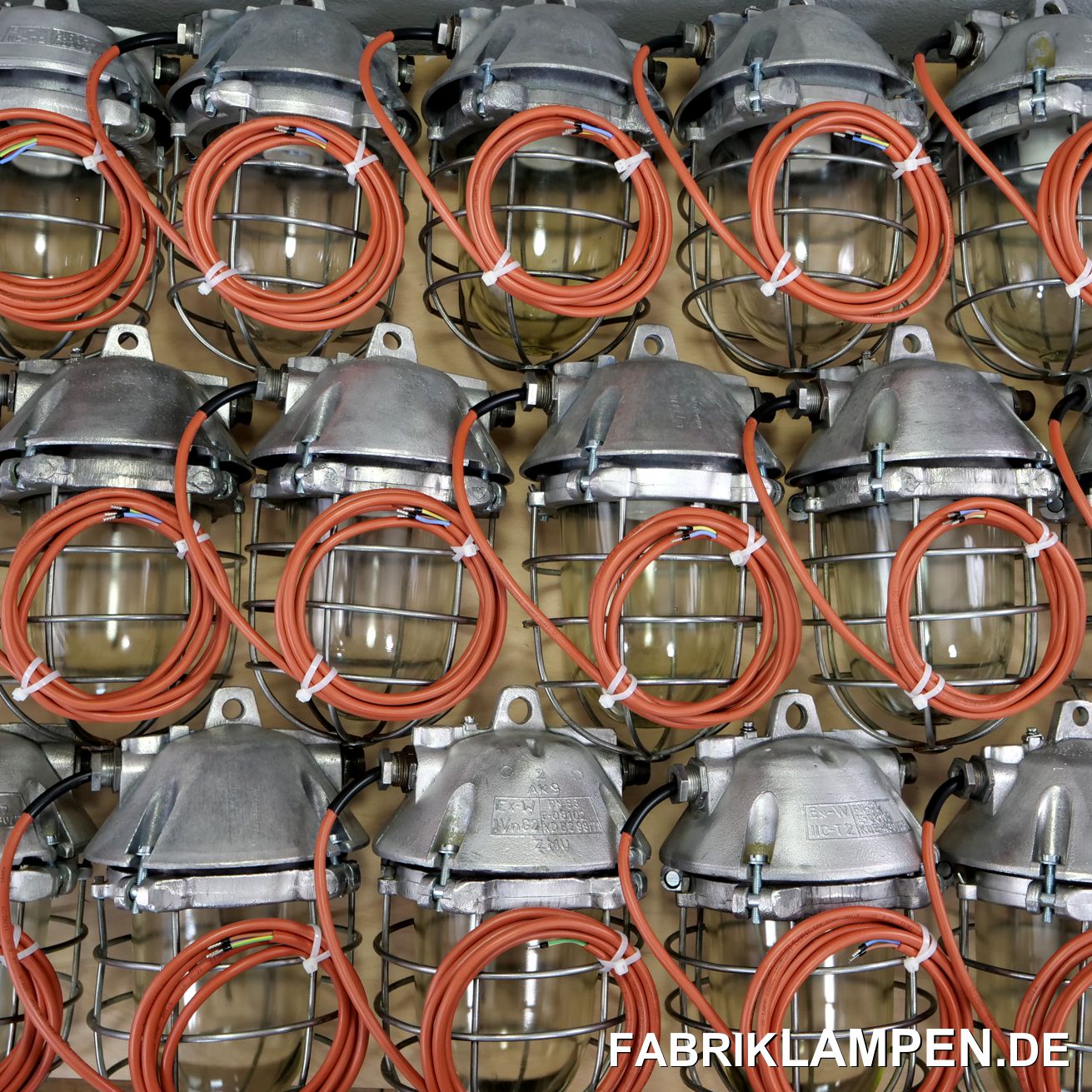  Auch dieses Jahr arbeiten wir intensiv, einige Posten von alten Industrielampen fotografieren wir vor dem Versand, einige Bilder werden von den Kunden zugeschickt oder vor uns vor Ort gemacht. Hier einige kleine Bunkerlampen. Die alten aufgearbeiteten Fabriklampen sind wegen ihrer praktischen Größe beliebt. Oben ein Bild, da haben wir mehrere für einen Stammkunden verschickt, diese Lampen kommen in Geschäften in Einsatz. Manche kommen in Restaurants...  Einige schwarze Fabriklampen für ein kleineres Projekt. Hier haben wir die Lampen mit einem massiven Kabel in Industriequalität konfektioniert. Die vier großen Emaillelampen waren mal schwarz, im Laufe der Jahrzehnte ist die Farbe etwas geblichen und eher anthrazit geworden, mit viel Patina. Die Lampen gingen in eine Werkstatt in dem schönen Bayernland, wo Streichinstrumente hergestellt und restauriert werden.  Alte Industrielampen sind in der Regel groß, schwer und gleichzeitig sehr empfindlich. Wir kümmern uns um die sichere Verpackung. Bei den ganz Großen lässt sich die Verwendung von Kunststoffen nicht vermeiden, die kleineren Fabriklampen (hier Lampen mit einem Durchmesser von 41 cm) können wir jedoch komplett im Papier und ohne Packbände aus Kunststoff etc. verschicken. 