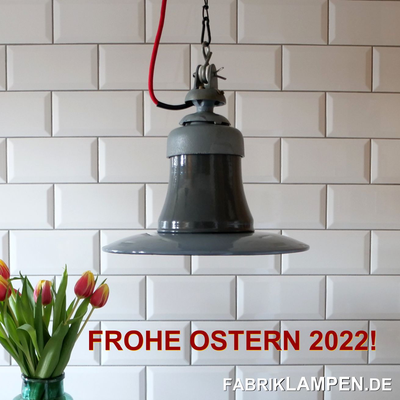  Wir haben mit diesem Bild unseren Besuchern Frohe Ostern 2022 gewünscht. Unten sehen Sie, wie immer, einige Bilder aus unserer Tätigkeit. Diese zwei Bilder habe ich von einem Kunden bekommen: Zwei alte Fabriklampen in der Küchenzeile. 
In dem pastellfarbenen Ambiente schienen auch die weißen Lampen etwas Farbe zu haben. Alles wirkt klar und ruhig. Zwei große schwarze Industrielampen über dem Tisch. Über diesem langen Tisch hängen zwei recht große alte Fabriklampen. Die stattliche Raumhöhe ist ideal für diese Leuchten. Große schwarze Industrielampe in der Kantine. 
Eine andere Kantine mit unseren Lampen. Als ich den Raum betrat, dachte ich, die Pflanzen wären echt – das sind sie leider nicht. Der Bauherr hat das mal probiert und in den echten Pflanzen an der Decke haben sich Motten angesiedelt – das war etwas suboptimal, daher kamen die Kunstpflanzen. Die Wirkung ist trotzdem ziemlich natürlich. 
Unsere große schwarze Industrielampen in einem Restaurant in Bayern. 
Ein Bild über ein Restaurant, wo vier große Fabriklampen über der Theke hängen. Die Abplatzung der letzten Lampe ist bei der Montage entstanden… 
Unsere alten Fabriklampen in einem Restaurant in Österreich. 
Wir verkaufen natürlich auch andere Lampen, nicht nur diese großen Industrielampen, die eben in Gastronomie-Bereich sehr beliebt sind. Für größere Räume sind diese Fabriklampen mit ihrem großen Durchmesser einfach ideal. 
