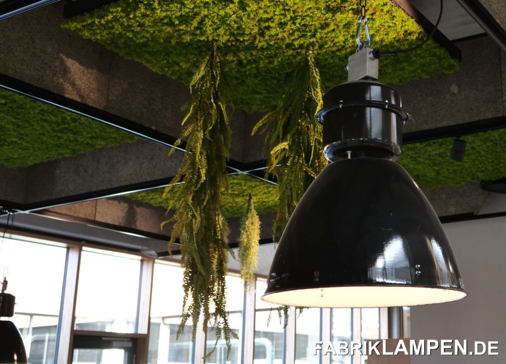 Große schwarze Industrielampe in der Kantine.