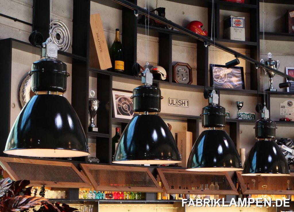 Unsere große schwarze Industrielampen in einem Restaurant.