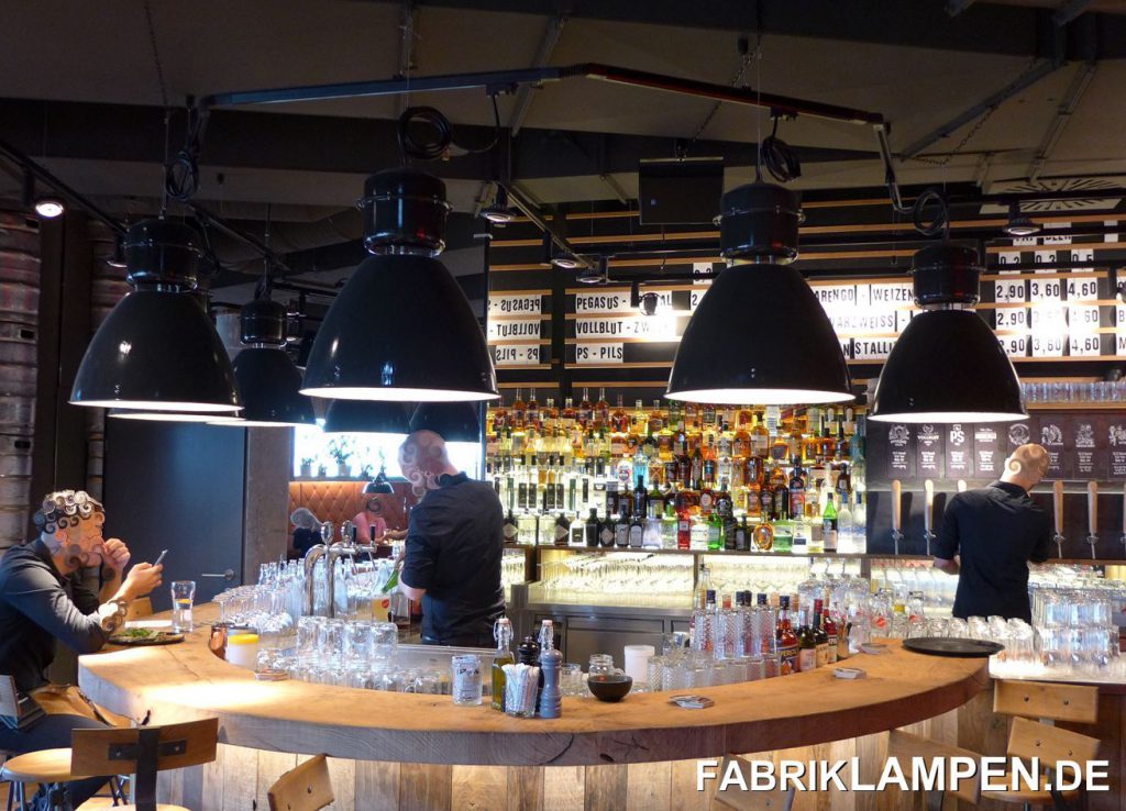 Unsere alten Fabriklampen in einem Restaurant in Österreich.