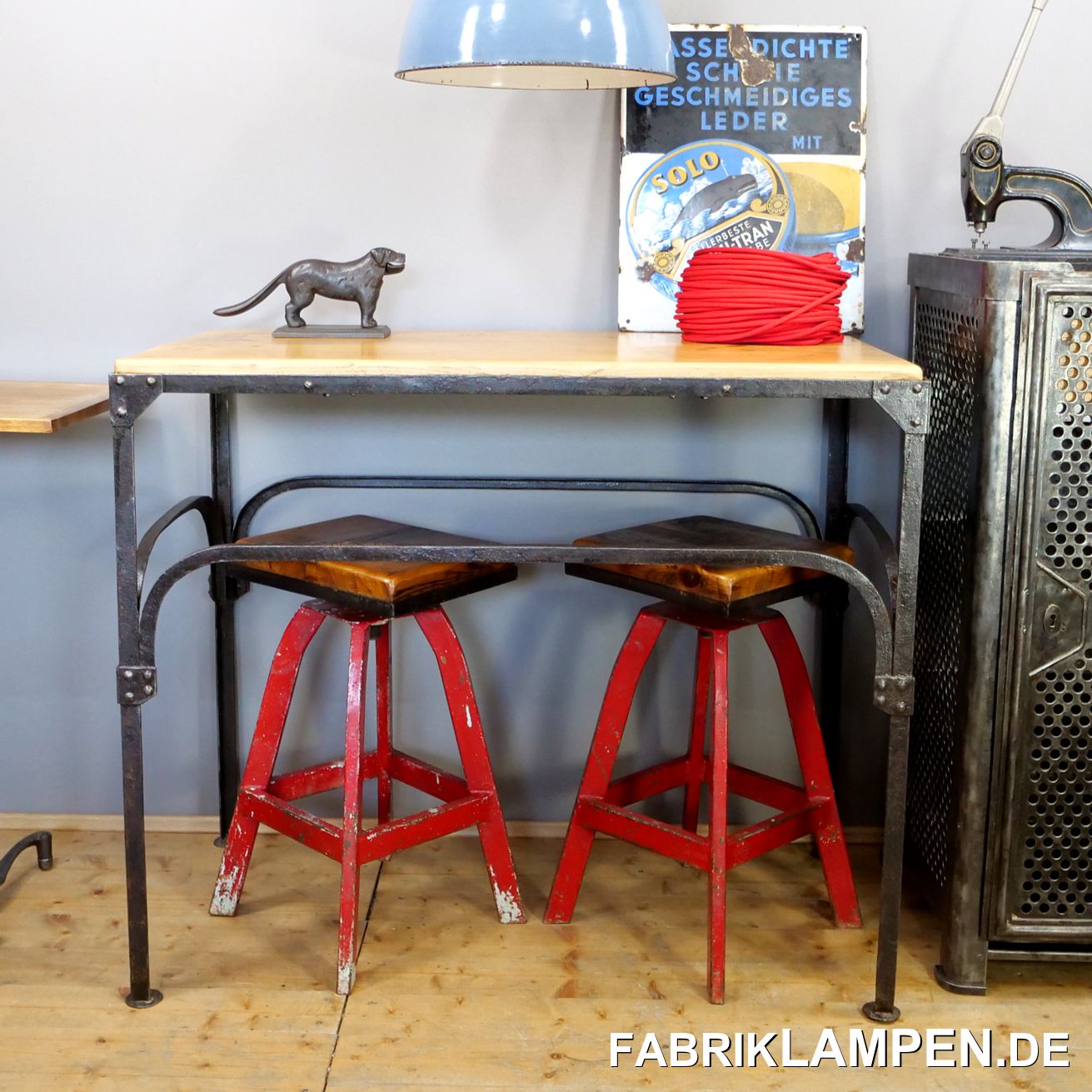  Alter Industrietisch, Werkbank (Werkstatttisch), restauriert. Der Tisch ist sehr filigran aufgebaut, das Gestell ist genietet. Aus der Zeit um 1900-1920.

Die alte Tischplatte (Fichte massiv) wurde nach sorgfältiger Reinigung geschliffen und mit Bienenwachs versiegelt. Die Arbeitsfläche hat eine wunderbare Patina (kleine Kratzer, Verfärbungen).

Das genietete Gestell ist ebenfalls gereinigt und aufgearbeitet (wieder mit sehr schöner und unvergleichbarer Patina des alten Metalls) und mit einer Hartöl-Wachs-Mischung versiegelt, somit die Oberfläche natürlich bleibt.

Verwendung: wegen der Größe ist der alte Tisch vielseitig verwendbar, seine Höhe macht ihn ideal zum Beispiel für den Handel, um etwas zu präsentieren.

Die Abmessungen:

Höhe: 86,5 cm

Tischplatte: 102,5 x 55,5 cm (Länge x Tiefe mit Metallrand) 