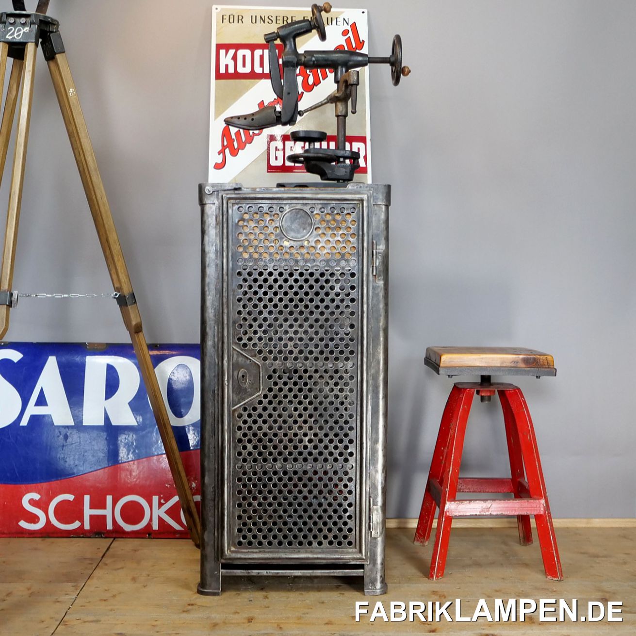  Alter Werkstattschrank, Industrieschrank von Rowac, restauriert. Er stammt aus einer alten Schuhmacher-Werkstatt. Ein alter Designklassiker aus Lochblech. 

Die alte Farbschicht wurde schonend entfernt, um die unvergleichbare Patina des alten Eisens zu behalten. Anschließend wurde der Schrank mit einer Öl-Wachs-Mischung versiegelt, somit die Oberfläche natürlich und angenehm bleibt.

Der Schrank hat die originale Holzschublade, die noch zu retten war, was eher selten der Fall ist. Im Unterteil befinden sich zwei eingebaute Regalböden. Das Schloss fehlt, die Tür lässt sich mithilfe eines Riegels schließen. 
Material: Stahl, genietet, Schublade und Ablage aus Holz. 

Die Abmessungen: Breite 47 cm, Höhe 100,5 cm, Tiefe 47 cm.
 