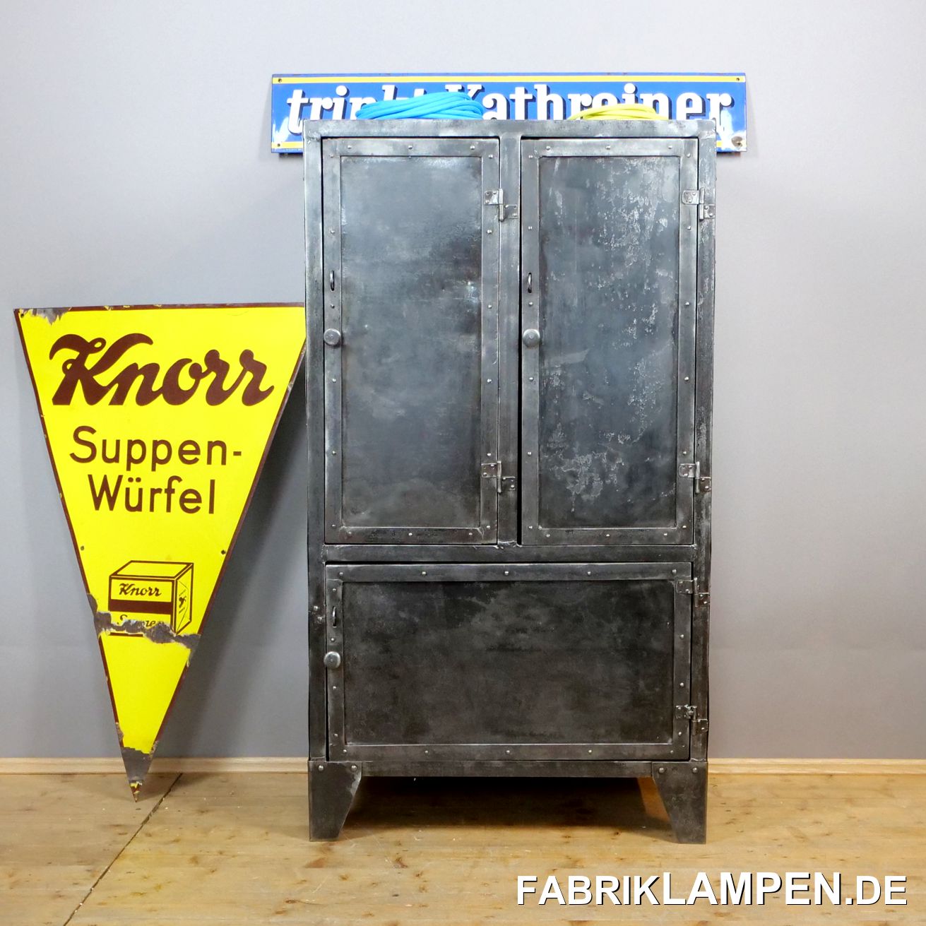  Alter dreitüriger Werkstattschrank, Industrieschrank, restauriert. 

Die alte Farbschicht wurde schonend entfernt, um die unvergleichbare Patina des alten Eisens zu behalten. Anschließend wurde der Schrank mit einer Öl-Wachs-Mischung versiegelt, somit die Oberfläche natürlich und angenehm bleibt.

In dem Industrieschrank befinden sich insgesamt 3 fest eingebaute Regalböden, oben ist der Schrank geteilt. Die Türe können mit Vorhängeschlössern abgeschlossen werden, der Schrank wird ohne Vorhängeschlösser geliefert. 

Material: Stahl, genietet. 

Die Abmessungen: Breite 60,5 cm, Höhe 109,5 cm, Tiefe 40,5 cm.

Preis auf Anfrage

Abholung, Versand auf Anfrage möglich 