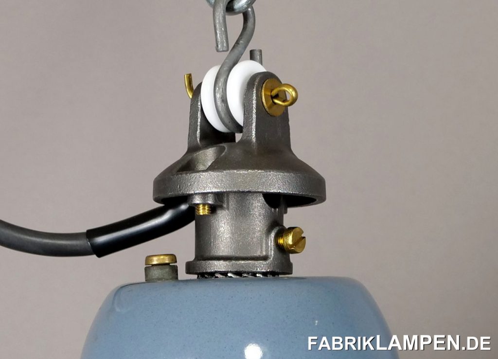 Alte Fabriklampe mit Aufhängung.