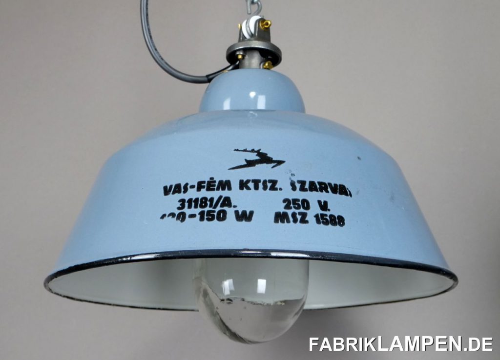 Altes Logo mit Hirsch auf dem Schirm der Fabriklampe.