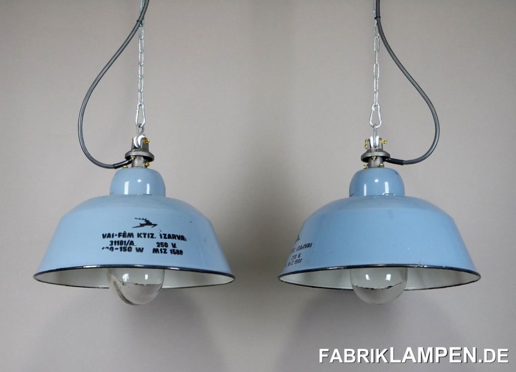 Die graublauen Fabriklampen mit Glas sind für die Technik- und Vorratsräume vorgesehen.