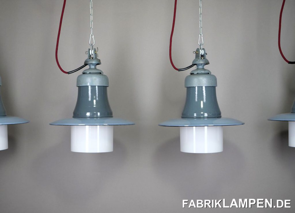 Wir haben die alten Fabriklampen mit Textilkabel in bordeaux geliefert.
