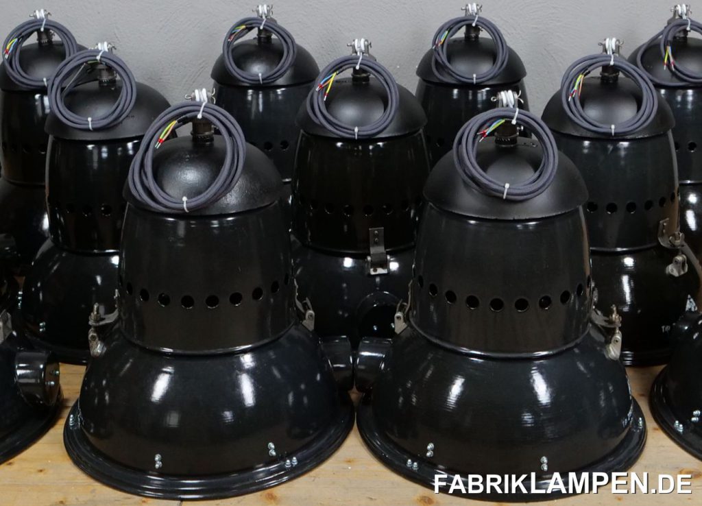 Altre schwarze Industrielampen, restauriert.