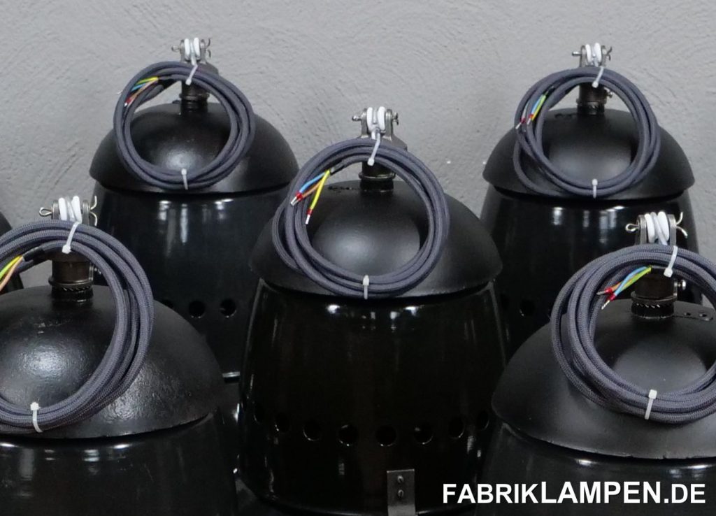 Altre schwarze Industrielampen mit Aufhängung.
