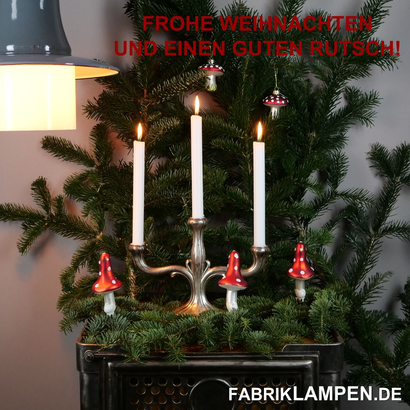  Wir wünschen unseren Besuchern und Kunden eine schöne Adventszeit, frohe Weihnachten und einen guten Rutsch in das Jahr 2023! 

Wie immer, zeigen wir Ihnen einige Bilder aus unserer Tätigkeit. Diese Woche haben wir für ein Loft-Wohnprojekt in Rheinland-Pfalz 20 restaurierte Fabriklampen geliefert. 

In dem großen Wohnbereich sorgen diese alten Industrielampen für Licht. Mit dem dreiteiligen Aufbau, der Verbindung zwischen Hals und Schirm und dem gelochten Hals haben diese Fabriklampen einen starken industriellen Charakter. 

Die liebevoll restaurierten alten Industrielampen sind mit einem graphitgrauen Textilkabel ausgestattet, die Ketten haben wir auch mitgeliefert. Für die individuelle Befestigung an der Decke hat der Bauherr individuelle Metallteile herstellen lassen. 

Die Fabriklampen sind mit Stahlguss-Aufhängung mit Porzellanrolle geliefert worden. 

Die 4 graublauen Fabriklampen sind für die Technik- und Vorratsräume sowie Gästezimmer vorgesehen. Diese Leuchten sind ziemlich selten: statt ein Gussgehäuse zu haben, ist hier das Gewinde für das Lampenglas in das Blech gepresst worden. Diese Industrielampen haben ebenfalls eine Stahlguss-Aufhängung mit Porzellanrolle bekommen. 

Berühmt sind diese alten Fabriklampen für das Logo und die Herstellerinformationen auf dem Schirm. Bei diesen Industrieleuchten ist die Beschriftung ziemlich groß. Oben ist der Hirsch (ung. Szarvas) zu sehen, bei manchen Ausführungen dieser Industrielampen ist ein Stern(schuppe) zu sehen. 

Die Stahlguss-Aufhängung haben wir bei diesen Leuchten mit Messingteilen montiert, da das Gesamtbild so weicher ist. Bei den großen schwarzen Fabriklampen im Wohnbereich sind diese Kleinteile aus Edelstahl, was besser zum minimalistischer Interior mit rohen Oberflächen aus Beton passt. 

In der Küche hängen vier von diesen sehr seltenen Fabriklampen. Wir haben in Hessen aus einer Fabrikhalle viele gut erhaltene Exemplare kaufen können – sogar mit den originalen Lampengläser, was ein absolutes Highlight ist. 

Bei diesen Industrielampen sind alle Teile Original, nur – wie immer – das komplette Innenleben ist neu. Die Fabriklampen sind mit weinroten Textilkabel montiert. 
Schlichte Schönheit der alten Fabriklampen und dezentes Licht dank Lampengläser – wir wünschen Ihnen schöne Festtage!
 