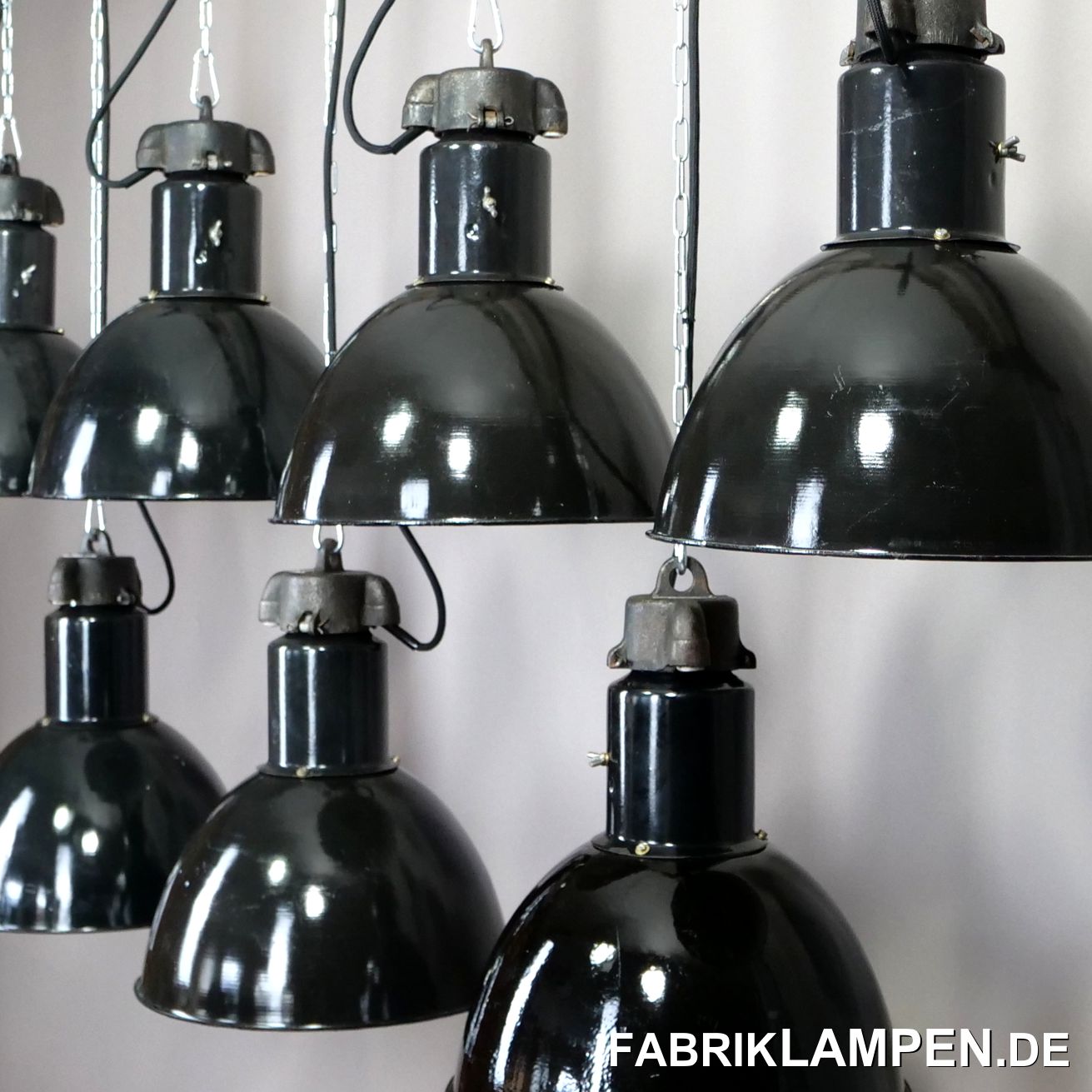  Alte schwarze Industrielampe mit gusseisernem Oberteil, die seltene, niedrigere Ausführung dieser Fabriklampen.

Diese schönen Industrielampen haben die üblichen Spuren der vergangenen Jahrzehnte (Abplatzer, Roststellen, Kratzer, Verfärbungen und Co.). Sie sind restauriert: gereinigt und konserviert, neu elektrifiziert, mit neuen E27 Keramikfassungen.

Material: schwarz (innen weiss) emailliertes Stahlblech, Gusseisen.
Die Abmessungen: Höhe der Lampen ca. 37,5 cm, Durchmesser ca. 33,5 cm.

Ihre alte Industrielampe wird mit 2 Meter Textilkabel in Farbe Ihrer Wahr geliefert (andere Längen sind natürlich möglich), auf Wunsch können sie auch mit Ketten-Aufhängung ausgestattet werden (gegen Aufpreis). Baldachine können wir auch anbieten. 