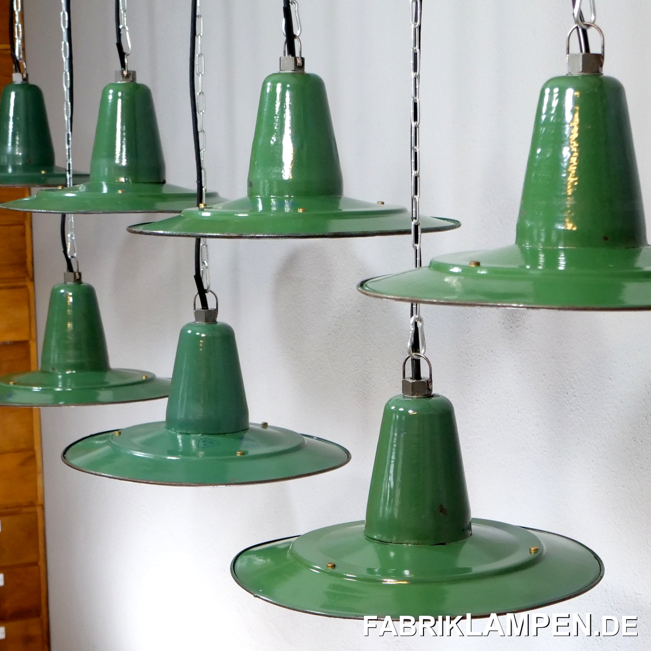  Alte grüne Industrielampen Emaille mit Herstellermarke. Sehr seltene flache Form mit niedriger Höhe und einem ziemlich großen Durchmesser. Ideal für große, offene Räume wir Büros oder Gastronomie. 

Die alten Industrielampen haben die üblichen Spuren der vergangenen Jahrzehnte (Abplatzer, Roststellen, Kratzer, Verfärbungen und Co.).

Die Fabriklampen sind restauriert: gereinigt, konserviert und neu elektrifiziert, mit neuen E27 Keramikfassungen.

Material: grün (innen weiss) emailliertes Stahlblech. 

Sie bekommen die Lampen mit 2 Meter Textilkabel in Farbe Ihrer Wahl und massiver Aufhängeöse für die sichere Aufhängung. Gegen Aufpreis können die Lampen auch mit Ketten- oder Stahlrohr-Aufhängung geliefert werden. Baldachine können wir auch anbieten.

Die Abmessungen: die Höhe der Lampen ist lediglich ca. 19 cm (ohne Öse), der Durchmesser des Schirms beträgt ca. 42 cm. 