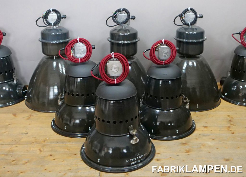 Alte große Fabriklampen.