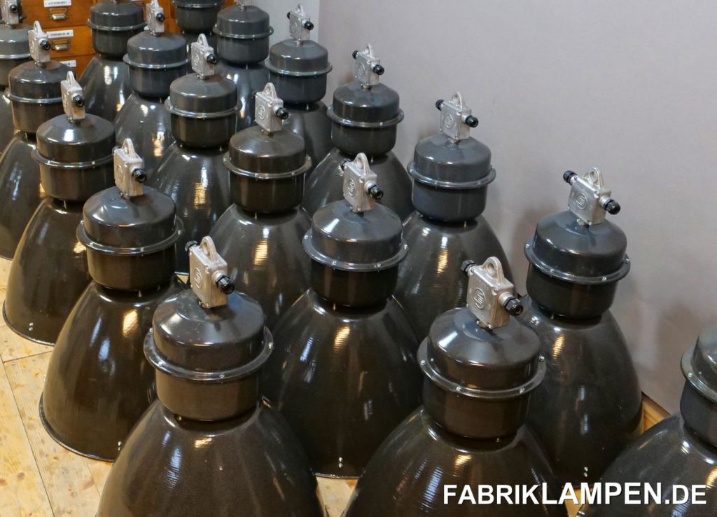 Große schwarze Fabriklampen vor der Lieferung.