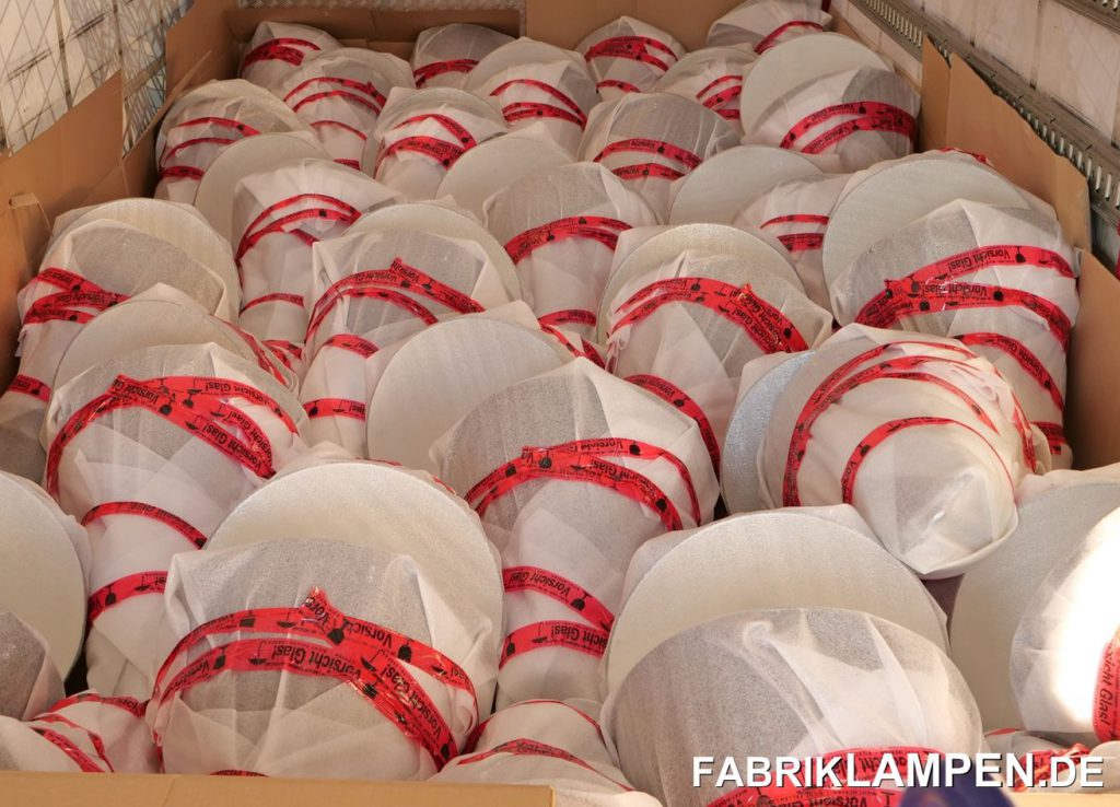 Lieferung der schwarzen Fabriklampen.