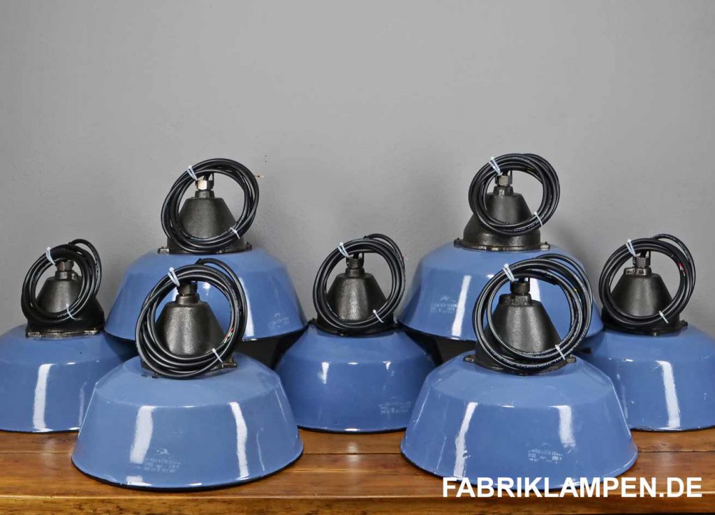 Alte Industrielampen in einem seltenen Blauton. Die Gussköpfe sind, wie immer bei uns, aufgearbeitet. 