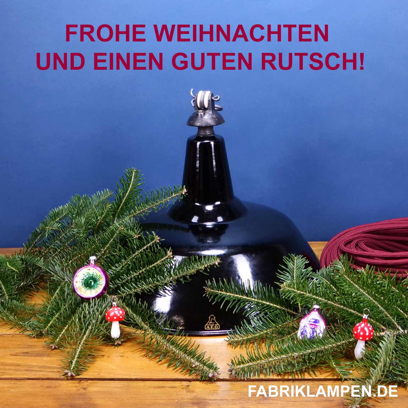  Frohe Weihnachten wünscht fabriklampen.live
Mit diesen Bildern wünschen wir unseren Kunden und Besuchern frohe Weihnachten und einen guten Rutsch. Wie immer, folgen hier einige Bilder von unseren alten Industrielampen aus den letzten Wochen. Alte schwarze Industrielampen mit schwarzweißem Textilkabel. Alte Industrielampen in einem seltenen Blauton. Die Gussköpfe sind, wie immer bei uns, aufgearbeitet. Aus der selben Lampenfamilie, kleinere Fabriklampen mit Textilkabel in Elfenbein. Alte, klassische Fabriklampen mit Guss-Top und Emailschirm. Hellgraue Bunkerlampen mit Emailschirm. Sehr seltene Industrielampen mit braunem Schirm, aus den 1940er Jahren. Alte grüne Emaillelampen von uns in einer Kantine.  Frohe Weihnachten und ein glückliches neues Jahr! 