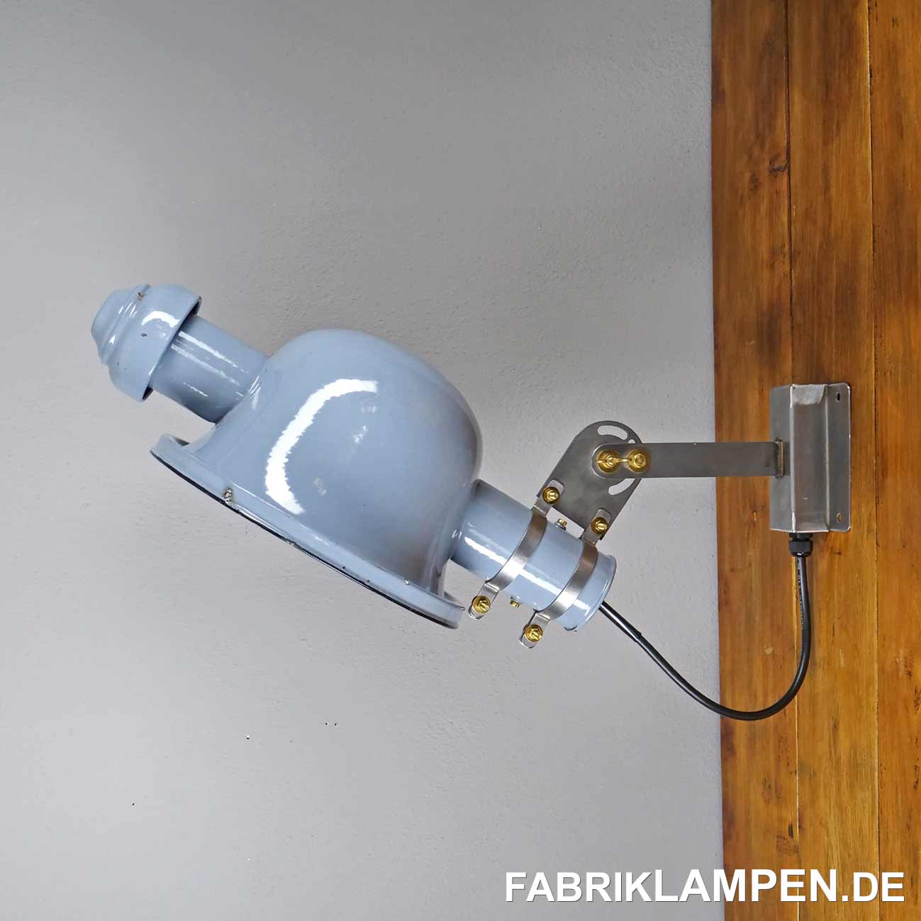  Alte Emaille Industrielampe von der Fa. Beseg mit Wandhalterung. Die Lampen waren in einem Schloss im Einsatz, wir haben den kompletten Posten dieser alten Industrielampen kaufen können. 

Die alten Emaillelampen haben die üblichen Spuren der vergangenen Jahrzehnte (Abplatzer, Roststellen, Kratzer, Verfärbungen und Co.).

Die Fabriklampen sind restauriert: gereinigt, konserviert und neu elektrifiziert, mit neuen E27 Keramikfassungen. Die alten Wandhalterungen waren leider verrostet und nicht mehr zu retten, wir haben diese mit Neuen ersetzt. Die Neigung der Emailschirme ist stufenlos einstellbar. 

Material: hellgrau/graublau (innen weiss) emailliertes Stahlblech, Wandhalterung aus Stahl. 

Die Abmessungen: der Durchmesser der Emaillelampen ist 34 cm, die Länge der Industrielampen 55 cm, die Gesamtlänge mit Halterung beträgt ca. 75 cm. 

Ideal für große, offene räume, wie Restaurants oder Büros.
 